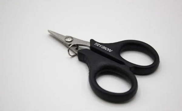 Tijeras TRYBION de 63x94 mm con hoja dentada de acero inoxidable, ideales para cortes limpios y fáciles en monofilamento y trenzados de pesca.