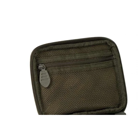 Estuche Lead and Baits Bag Fox Voyager Rígido para guardar cables y elementos esenciales del aparejo. Compacto y resistente. Dimensiones: 5 cm x 14,5 cm x 7 cm.