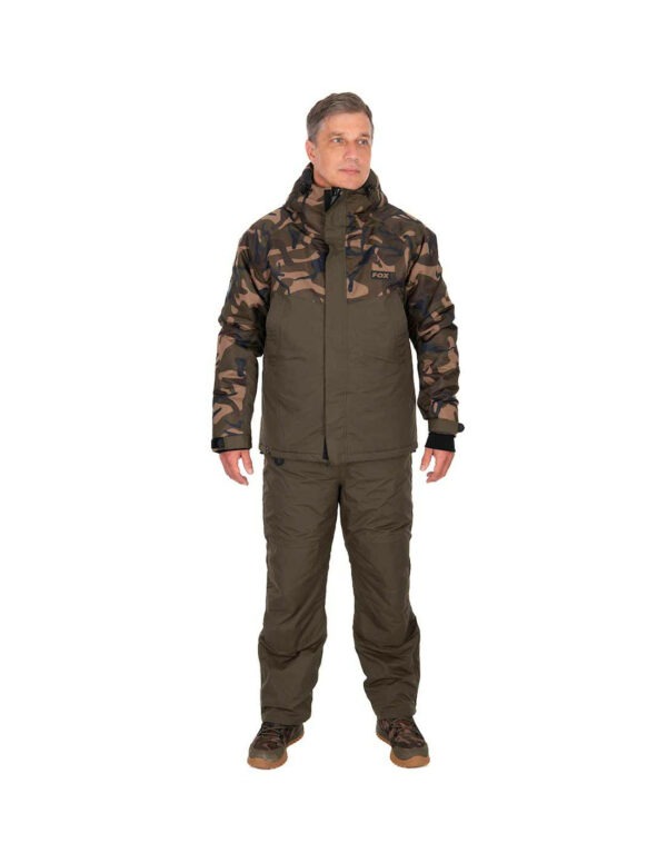 Traje Fox Invierno Winter Suit con chaqueta y peto térmicos, impermeables y transpirables, ideales para pescar en invierno con aislamiento de microforro polar y detalles ajustables.