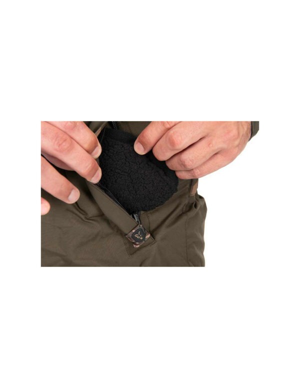 Traje Fox Invierno Winter Suit con chaqueta y peto térmicos, impermeables y transpirables, ideales para pescar en invierno con aislamiento de microforro polar y detalles ajustables.