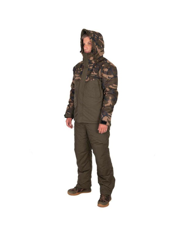 Traje Fox Invierno Winter Suit con chaqueta y peto térmicos, impermeables y transpirables, ideales para pescar en invierno con aislamiento de microforro polar y detalles ajustables.
