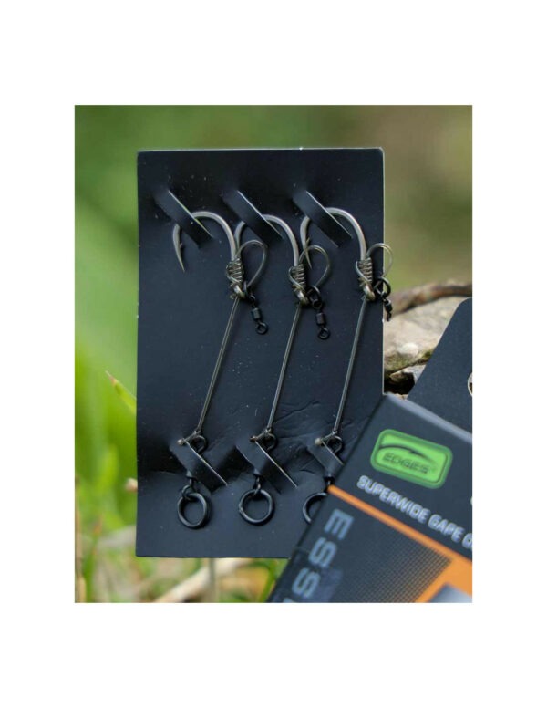 Anzuelo montado Chod Rigs Superwide Gape Fox con anilla giratoria y monofilamento rígido en color Trans Khaki.