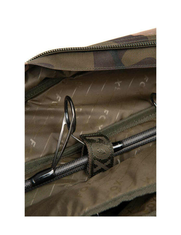 Funda de cañas Tri Sleeve 10ft Fox Camolite con acolchado, divisores y diseño en camuflaje Fox Camo, ideal para transportar tres cañas y carretes de 3 metros.