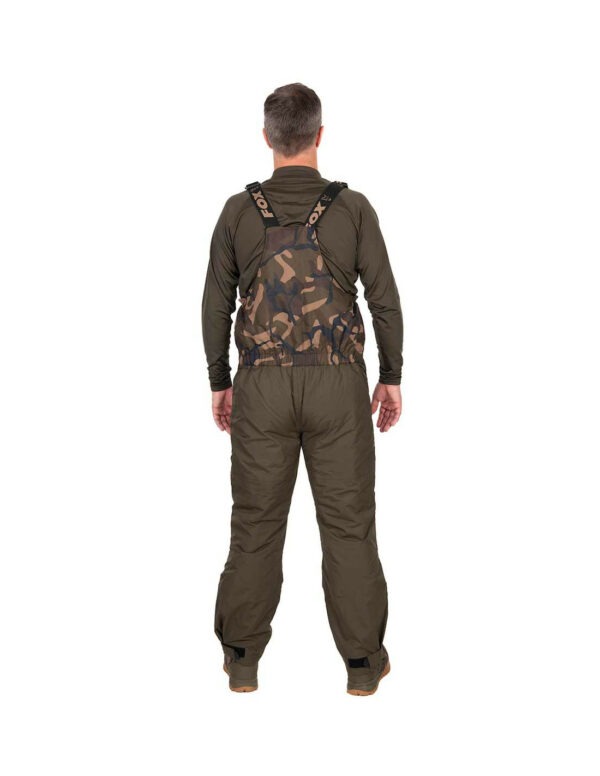 Traje Fox Invierno Winter Suit con chaqueta y peto térmicos, impermeables y transpirables, ideales para pescar en invierno con aislamiento de microforro polar y detalles ajustables.