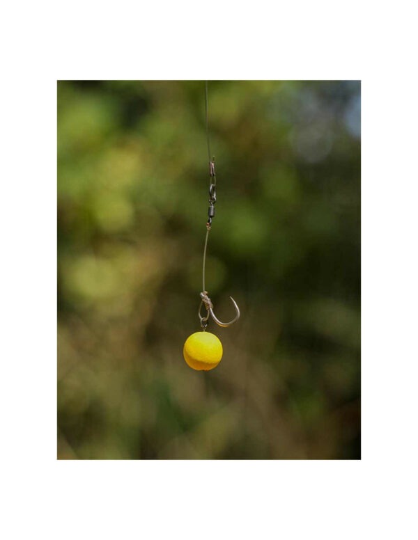 Anzuelo montado Chod Rigs Superwide Gape Fox con anilla giratoria y monofilamento rígido en color Trans Khaki.