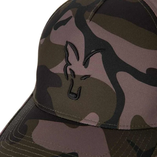 GORRA FOX BASEBALL CAMO Fox Gorra Baseball Camo La Fox Gorra Baseball Camo combina el estilo clásico Baseball con un diseño funcional pensado para los amantes de la pesca y la vida al aire libre. Su patrón de camuflaje Fox aporta un look moderno y discreto, mientras que los paneles de malla negra garantizan un flujo de aire constante, manteniéndote fresco incluso en los días más calurosos. Comodidad y ajuste perfecto Gracias a su ajustador a presión, esta gorra ofrece un ajuste seguro y adaptable a cualquier talla, convirtiéndola en una opción versátil para todo tipo de usuarios. Durabilidad garantizada Fabricada en 100 % poliéster, combina ligereza y resistencia, lo que asegura un uso prolongado sin perder su forma ni comodidad. Características principales: Diseño camuflaje Fox con estilo moderno y discreto. Paneles de malla negra que aportan ventilación. Ajustador a presión, adaptable a diferentes tallas. Material: 100 % poliéster, ligero y resistente. Talla universal. En definitiva, la Gorra Baseball Camo es la elección perfecta para quienes buscan una gorra con estilo, transpirabilidad y durabilidad, tanto en la orilla como en el día a día.